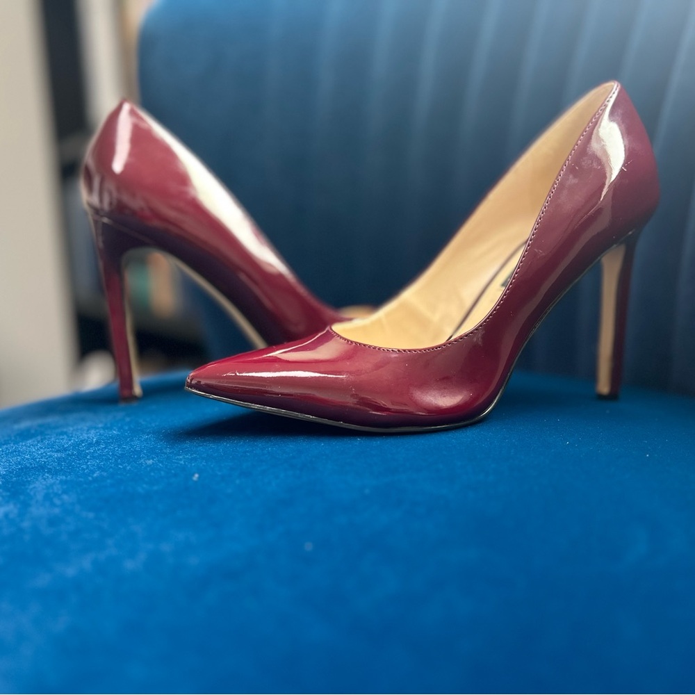 Nine West Pumps : Burgundy Patent Leather : GUC